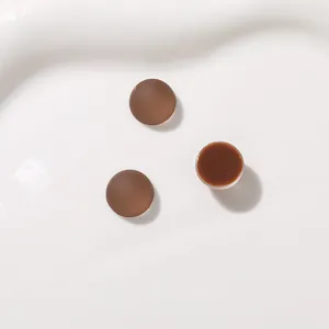 Primo piano di cabochon in resina marrone da 12 mm con finiture opache e lucide