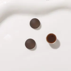 Vista dettagliata di cabochon in resina marrone da 12 mm opachi e gelatina per gioielli DIY