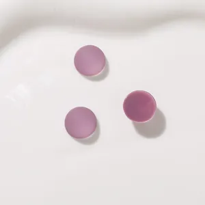 Dettaglio di cabochon semitondi in resina viola da 12mm per gioielli e accessori fai-da-te