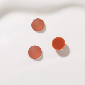 Primo piano di cabochon in resina terracotta opaca da 12 mm con finitura satinata