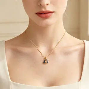 Elegante collar con colgante religioso de la Virgen María vintage con circonitas azules