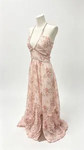 Vue détaillée d'une robe licou à fleurs roses avec perles et ourlet à volants.