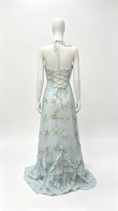 Détail du dos d'une robe maxi à fleurs avec laçage élégant et volants étagés au bas