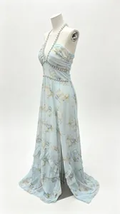 Vue latérale de la robe longue fleurie bleu clair à volants sur un mannequin