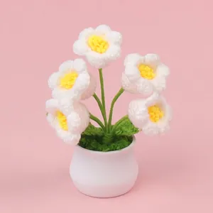 Pianta in vaso con fiori all'uncinetto fatti a mano, decorazione carina per scrivania.