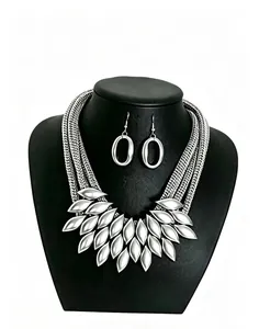 Parure de bijoux bohème avec collier tressé multicouche et boucles en argent mat