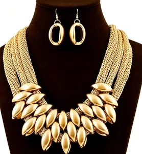 Parure de collier plastron tissé multicouche doré bohème avec boucles d'oreilles