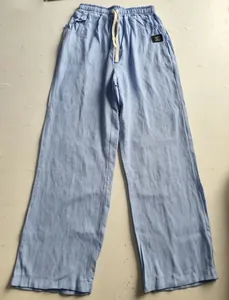 Détail du pantalon décontracté en coton et lin bleu clair avec cordon et poches