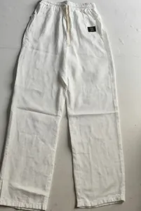 Gros plan sur un pantalon en coton et lin blanc avec taille élastique et cordon