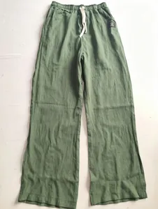 Détail du cordon de serrage et de la texture du pantalon décontracté en lin vert