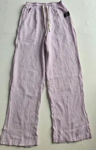 Vue détaillée d'un pantalon en coton et lin lavande à coupe ample avec cordon de serrage.