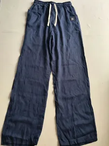 Vue détaillée d'un pantalon décontracté pour homme en coton et lin bleu marine à cordon