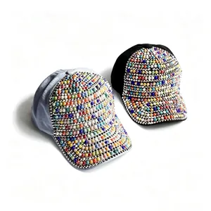 Vista dettagliata di due cappellini da baseball con vivaci decorazioni in perle