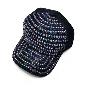Cappellino da baseball nero alla moda da donna con perle iridescenti e strass.