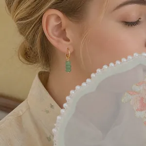 Elegante Creolen mit grünen Aventurin-Anhängern für Damen, gezeigt an einem Modell