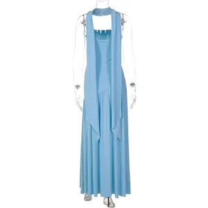 Elegante abito lungo senza spalline azzurro con lunghi nastri decorativi fluenti al collo