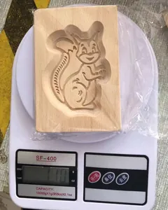 Holz-Eichhörnchen-Keksform, wiegt etwa 110g auf einer weißen digitalen Küchenwaage