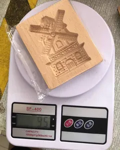 Detailansicht einer handgefertigten Windmühlen-Keksform aus Holz, die 95g wiegt