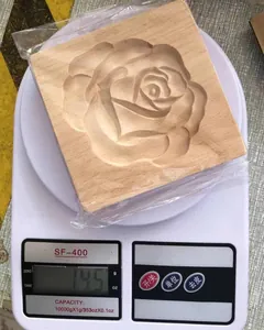 Detailansicht einer hölzernen Keksform mit Rosenmuster und einem Gewicht von 145g
