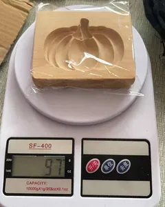 Kürbis-Holzkeksform auf einer Digitalwaage mit einem Gewicht von 97 Gramm
