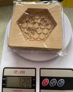 Holz-Plätzchenform mit Bienen- und Wabenmuster, 120 g Gewicht auf digitaler Waage