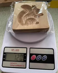 Detailansicht der hölzernen Eichhörnchen-Keksform auf einer Waage mit 120g Gewicht