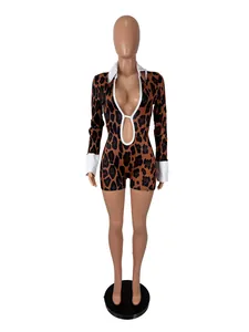 Tutina leopardata sexy a maniche lunghe con profondo scollo a V e colletto bianco