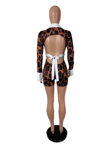 Vista posteriore di sexy tuta leopardata aderente con elegante scollatura sulla schiena