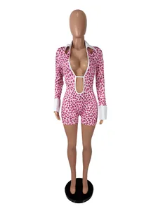 Vista frontale body sexy rosa con stampa a cuori, scollo a V profondo e revers bianchi