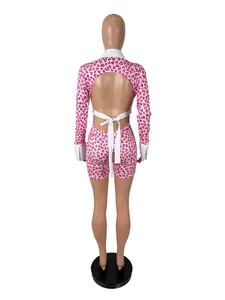 Vista posteriore di una tutina sexy rosa con stampa leopardata e schiena scoperta
