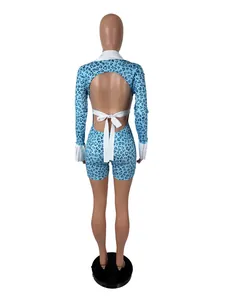 Vista posteriore di una sexy tuta blu con stampa leopardata, fiocco bianco e schiena scoperta