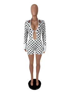 Dettaglio di una sexy tutina a pois bianchi e neri con scollatura profonda.