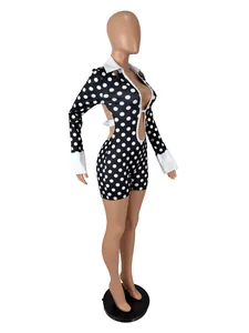 Vista laterale di un body sexy a pois bianchi e neri con colletto bianco e dettagli cut-out