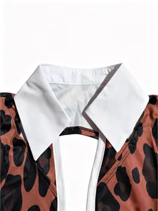 Dettaglio di colletto bianco e stampa leopardata su un body sexy con design cut-out.