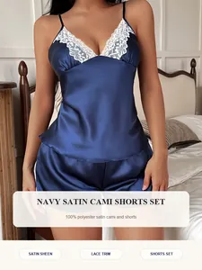 Vista dettagliata del set pigiama in raso blu navy con canotta e pantaloncini e pizzo