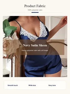 Dettaglio della lussuosa texture in raso blu navy e dell'elegante bordo in pizzo bianco del pigiama