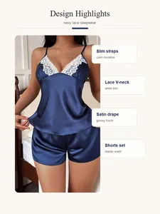 Dettaglio dell'elegante set pigiama in raso blu navy con scollo a V e bordo in pizzo