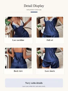Dettaglio del set pigiama in raso blu navy con pizzo bianco e vista posteriore