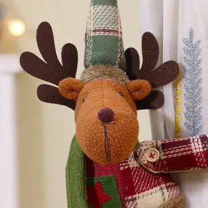Vue détaillée d'une embrasse de rideau de Noël en peluche renne aux motifs à carreaux verts.