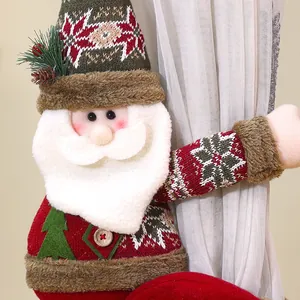 Détail d'un attache-rideau en peluche Père Noël pour décoration de Noël festive