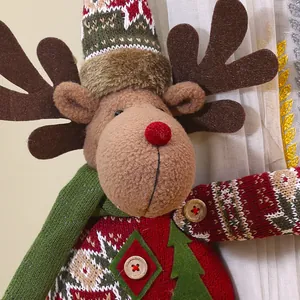 Détail d'une boucle de rideau renne de Noël avec textures tricotées et boutons en bois.