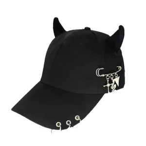 Cappello da baseball hip-hop nero con corna da diavolo e decorazioni con anelli metallici