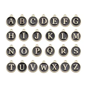 Set mit 26 schwarzen Emaille-Gold-Buchstabenanhängern A-Z für DIY-Schmuckherstellung.