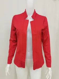Vista frontal de un elegante blazer rojo de corte ajustado para mujer en un maniquí blanco