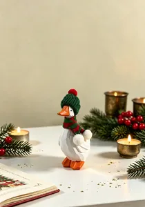 Gros plan d'un canard en bois sculpté à la main avec un bonnet et une écharpe de fête