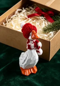 Figurine d'oie blanche sculptée à la main avec bonnet et écharpe rouges de Noël