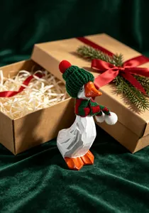 Vue détaillée d'une figurine d'oie en bois blanc avec bonnet et écharpe festive verte