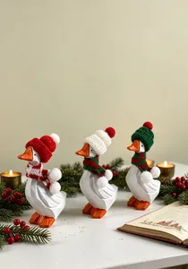 Trois figurines d'oies en bois sculptées à la main avec bonnets et écharpes de Noël décoratives.