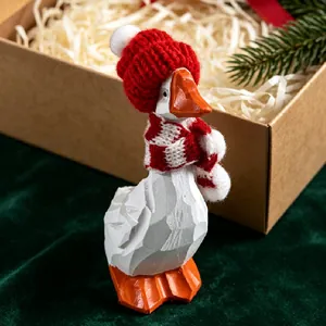 Figurine d'oie blanche style sculpté avec bonnet et écharpe de Noël rouge décoration