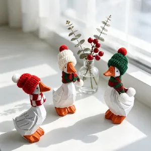 Lot de trois figurines d'oies blanches en bois avec bonnets et écharpes de Noël festifs